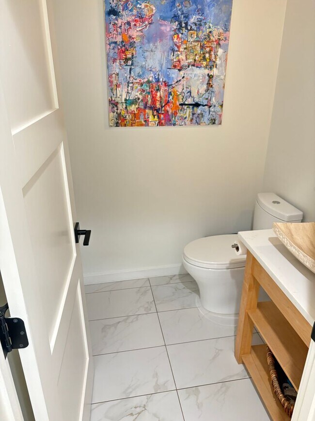 Building Photo - Stunning 4 bed 3.5 Bath Home in Wonderland Hills Walking Distance to Wonderland Lake. Rent Furnis...