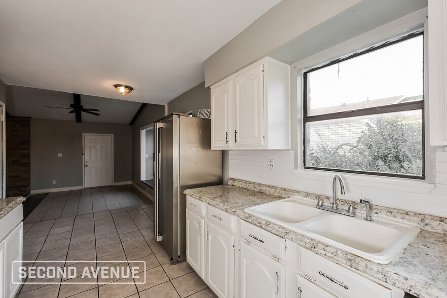 Building Photo - 7525 Ashcrest Ln