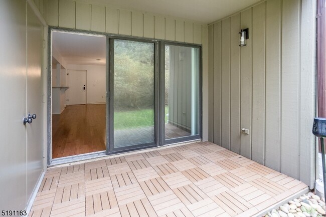 Building Photo - 41 Mt Kemble Ave