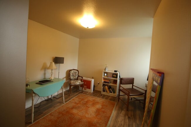 Building Photo - 3 Bedroom Townhouse!