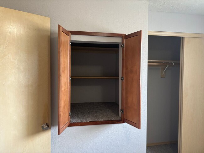 Building Photo - HALF OFF  1ST  FULL  MONTH'S  RENT   Pet-friendly Townhouse Near Parks and Downtown Newberg  Show...