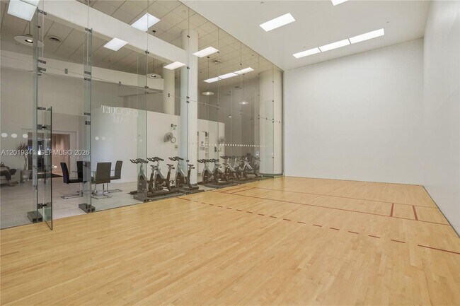 Building Photo - 16500 Collins Ave
