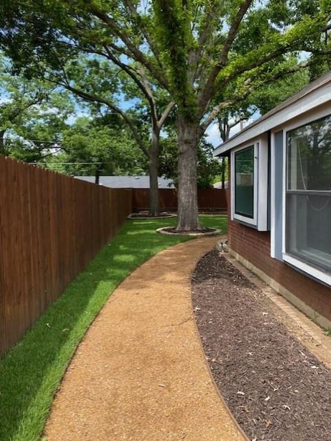 Building Photo - LOVELY 2 STORY IN GRAPEVINE! NOT EVEN 5 MI...