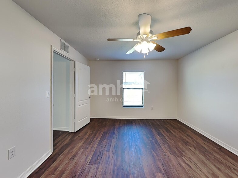 Building Photo - 1222 Brenton Leaf Dr