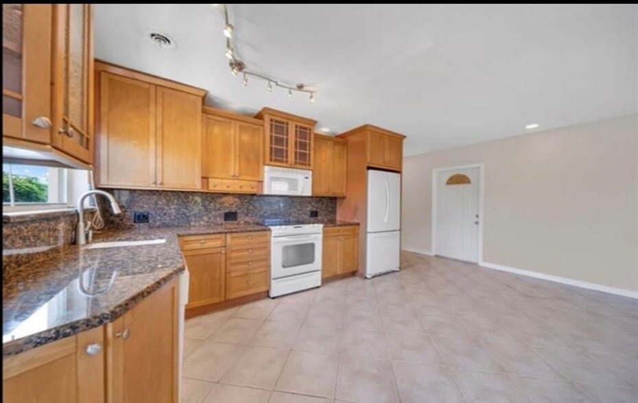 Building Photo - 2591 NE 55th Ct