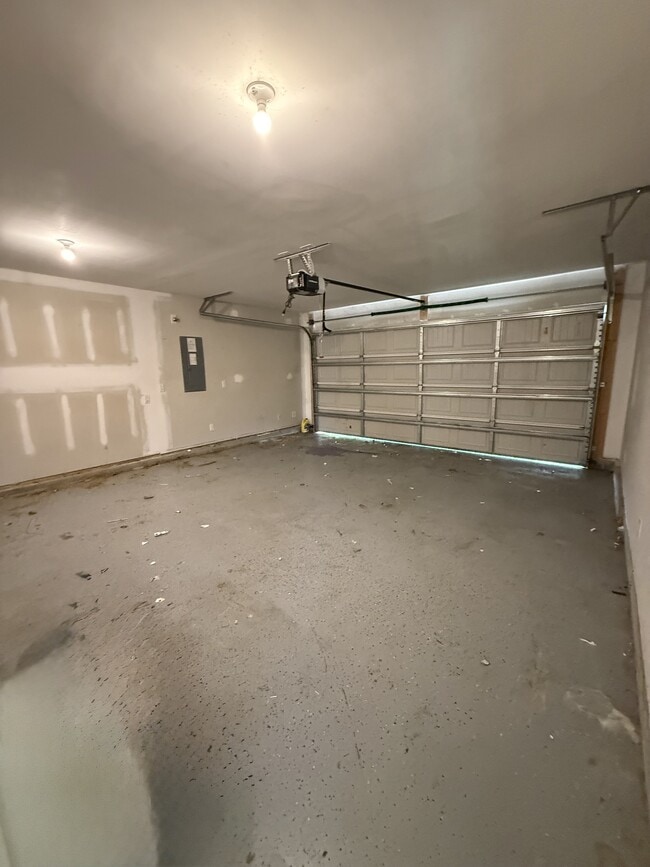 Building Photo - 6855 Coopers Hawk Trail