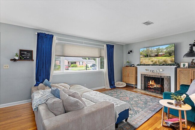 Building Photo - Live in highly desired San Marco