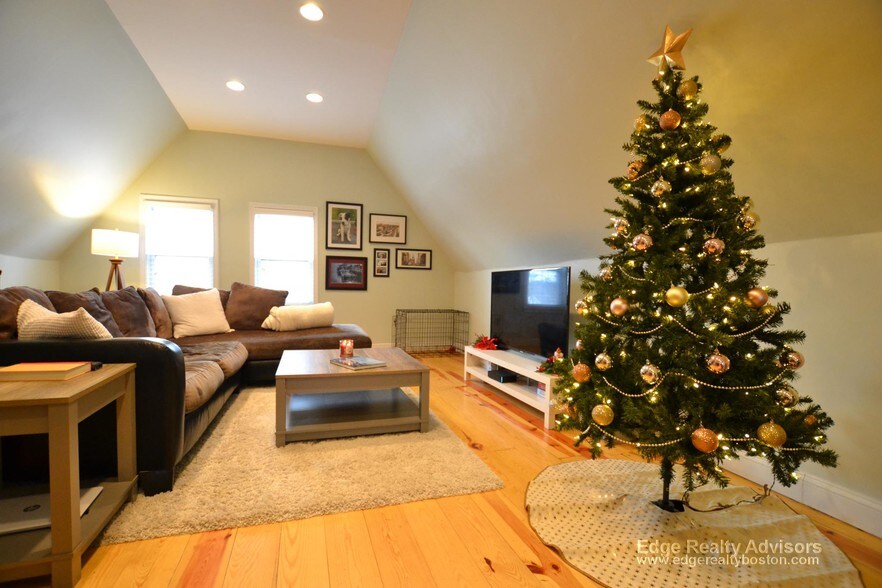 Building Photo - 315 Warren St