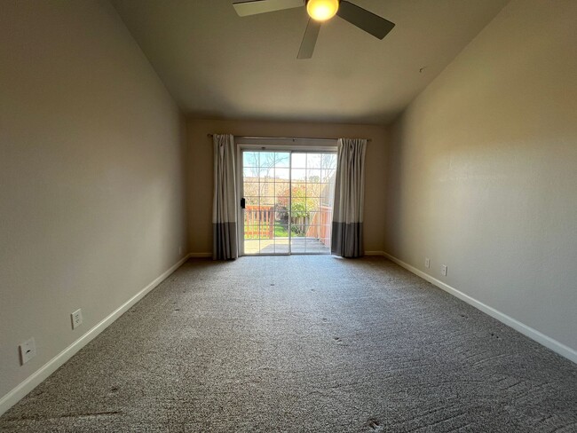 Building Photo - Upgraded Duplex Located Near Parks, Folsom...