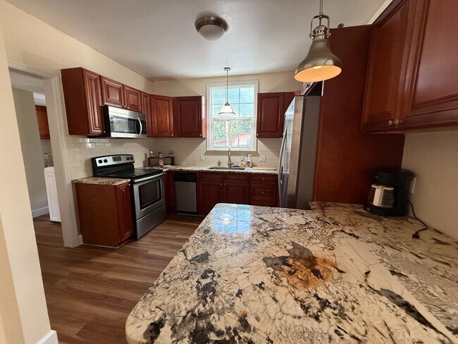 Building Photo - 3/2 Cottage Available! No deposit if qualified!