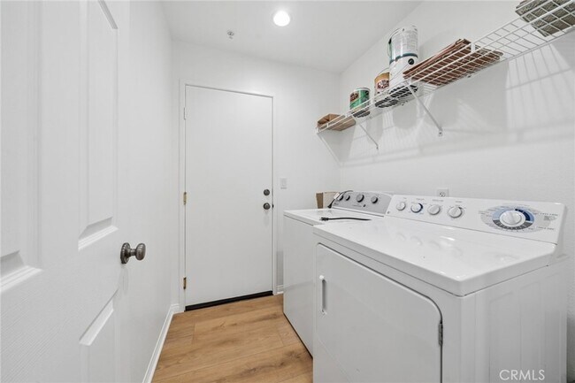Building Photo - 215 Dewdrop