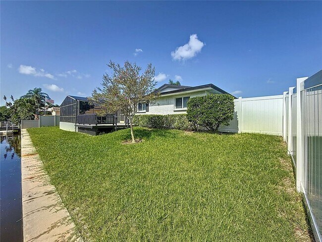 Building Photo - 1900 Sandpiper Dr