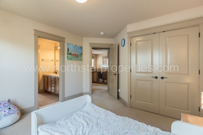 Building Photo - Charming SE Portland Craftsman