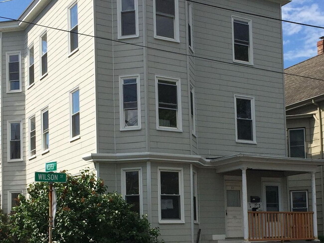 Building Photo - "Charming 3-Bed, 2-Bath Gem in Portland's Heart – Spacious 1350 Sq Ft Living!"