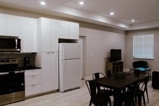 Building Photo - 622 Windermere Dr