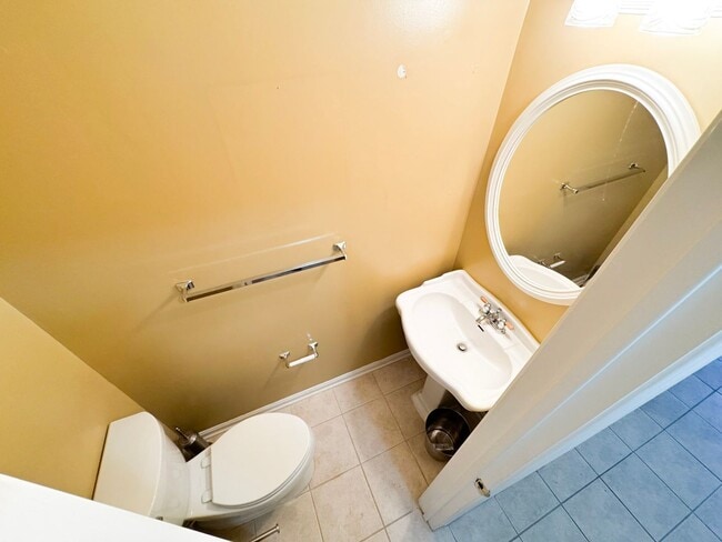 Building Photo - Relaxing 3 Bed 2 Bath Brick Townhome With Fenced Yard In Beautiful Franconia Commons