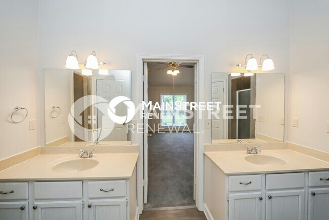 Building Photo - 4 Bedroom Pet-Friendly Home in Cordova, TN with Main Street Renewal