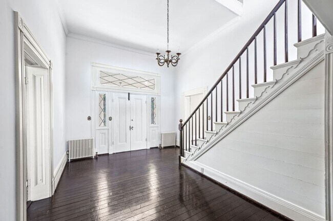 Building Photo - Charming 4BE/3BA Home in Historic Downtown...