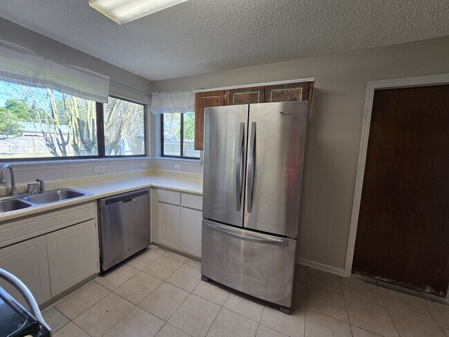 Building Photo - 425 Sunnyside Dr