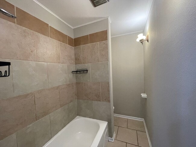 Building Photo - Won’t last long! Make the call today!