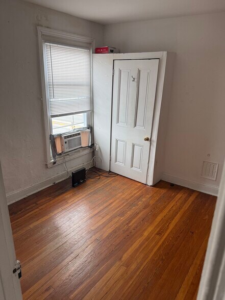 Building Photo - 534 W Girard Ave