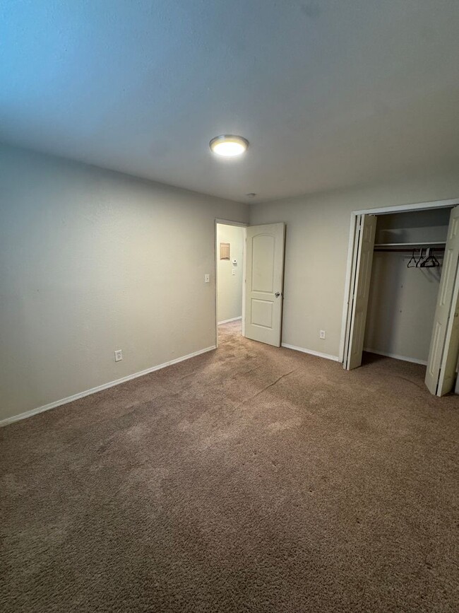 Building Photo - 2 bed/ 1 bath in well maintained 4plex