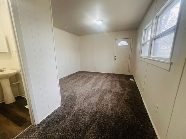 Building Photo - Beautifully Updated 4 Bedroom 1.5 Bathroom Home located Northeast Wichita, KS.