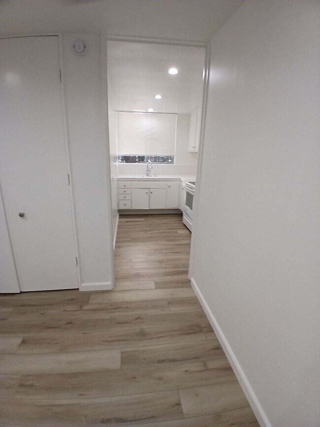 Building Photo - 533 S Hudson Ave