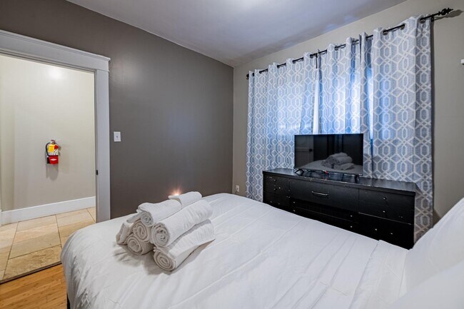 Building Photo - 902 Marquette Ave NW