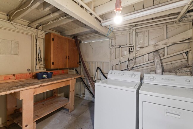 Building Photo - 407 S Dart Canyon Rd