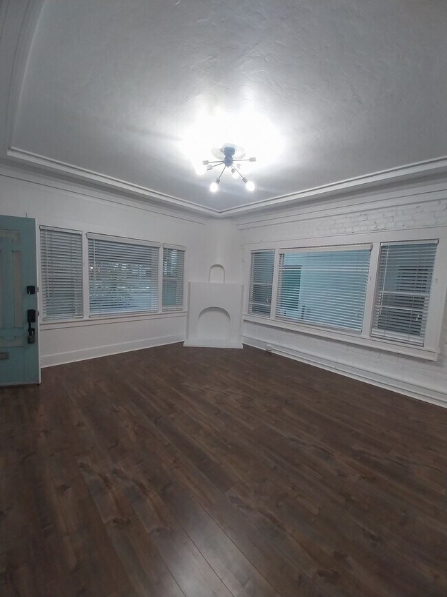 Interior Photo - 1325