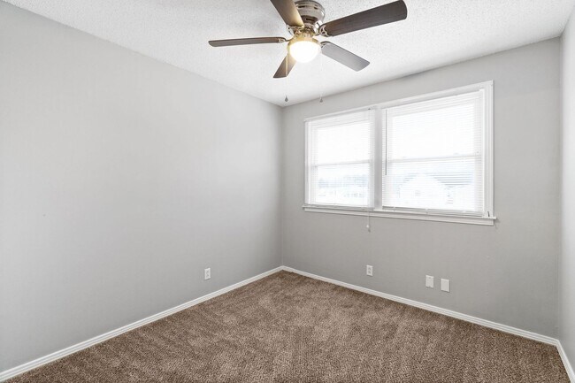 Building Photo - 219 Taft Dr