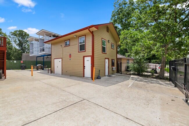 Building Photo - 1007 Eddington St