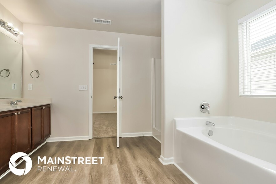 Building Photo - 4111 Vershire Ave