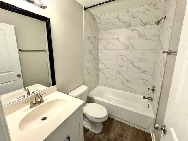 Building Photo - Now Leasing a 5-bedroom 3 bath home in Hor...