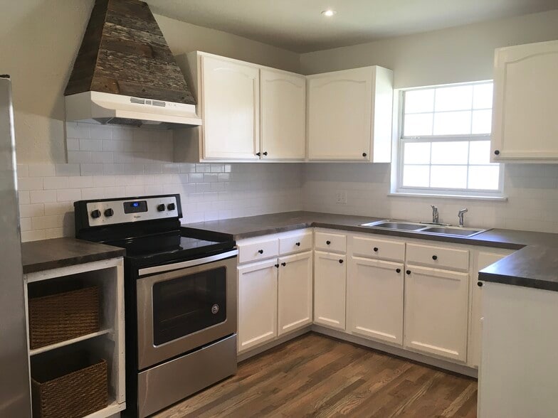 Kitchen - 5131 Wildflower Dr