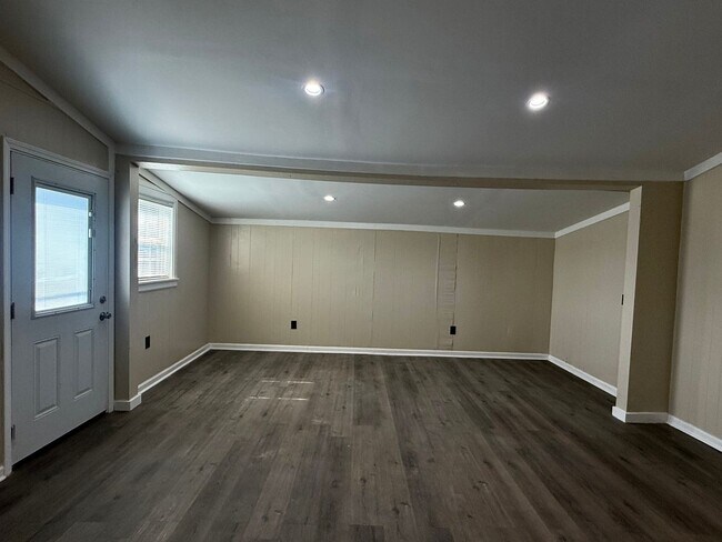 Building Photo - Fully Renovated 3-Bedroom, 1 Bathroom Home