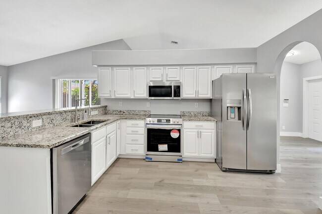 Building Photo - 915 Sunflower Ave