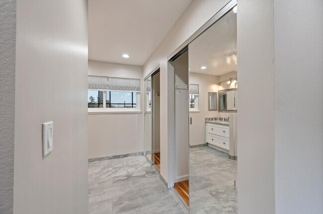 Building Photo - 3661 Slopeview Dr