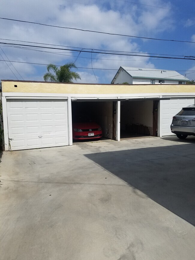 GARAGE - 1345 S Mansfield Ave