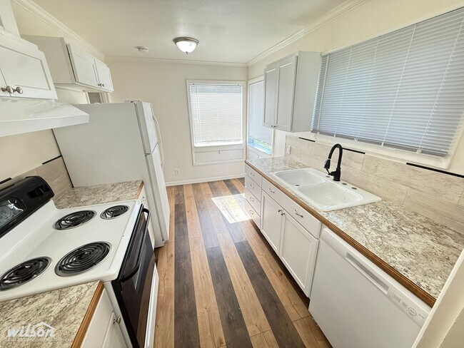 Building Photo - 1420-1420 Queen Ave