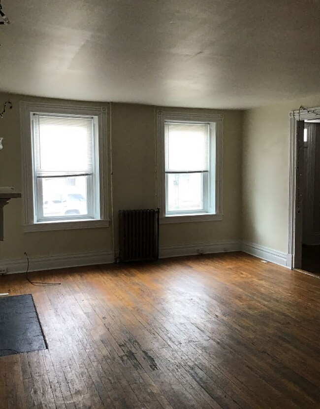 Building Photo - Perfect for college students, but great for others too!