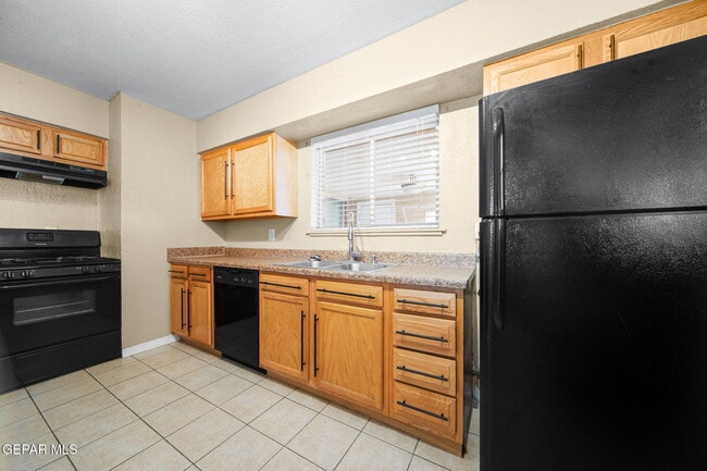 Building Photo - 5656 Kensington Cir