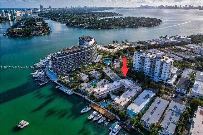 Building Photo - 6881 Bay Dr