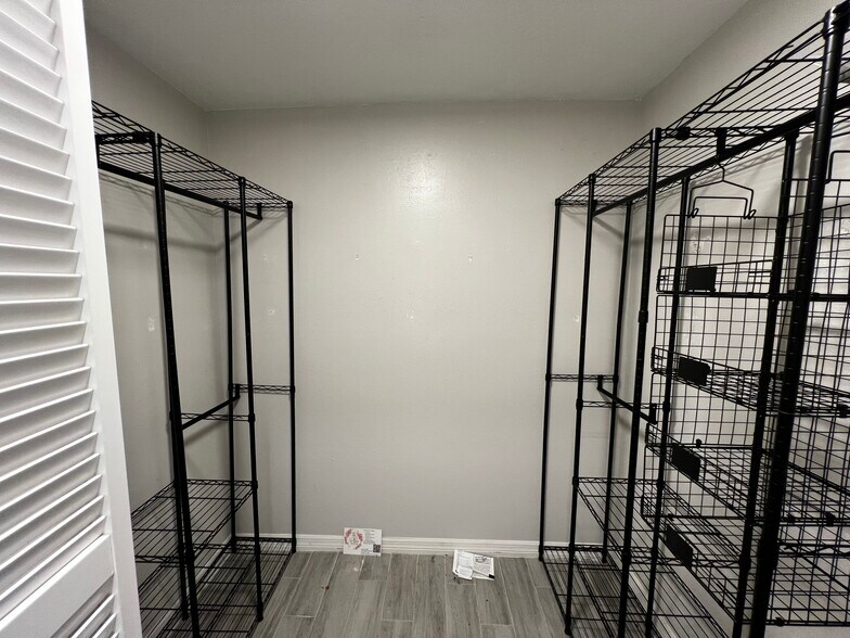 Master closet - 105 Lido Rd