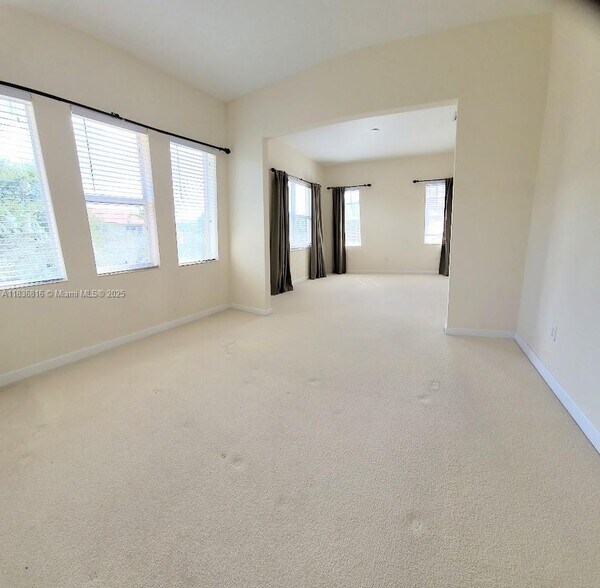 Building Photo - 6033 NW 118th Dr