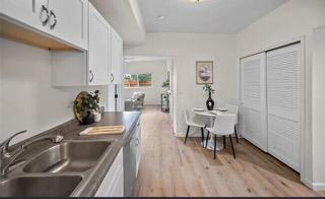 Building Photo - Historic Hillside 2 Bedroom 2 Bathroom