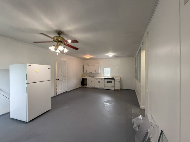 Building Photo - 3520 Oakridge Ave