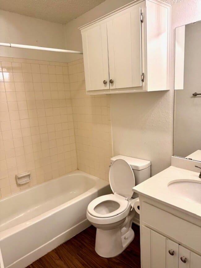 Building Photo - Beautiful updated interior 2 bedroom duple...
