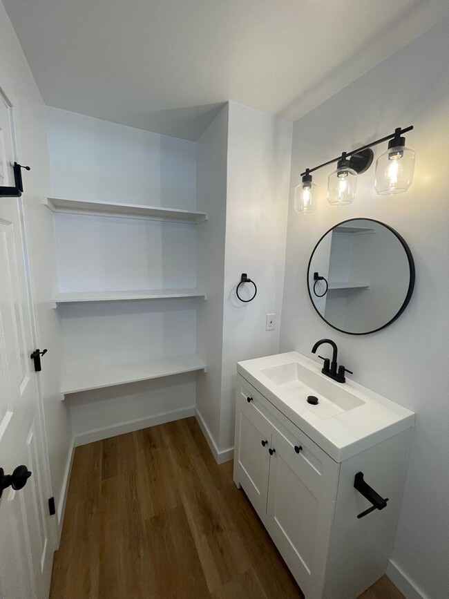 Building Photo - Freshly Remodeled & Full of Charm on Banbury
